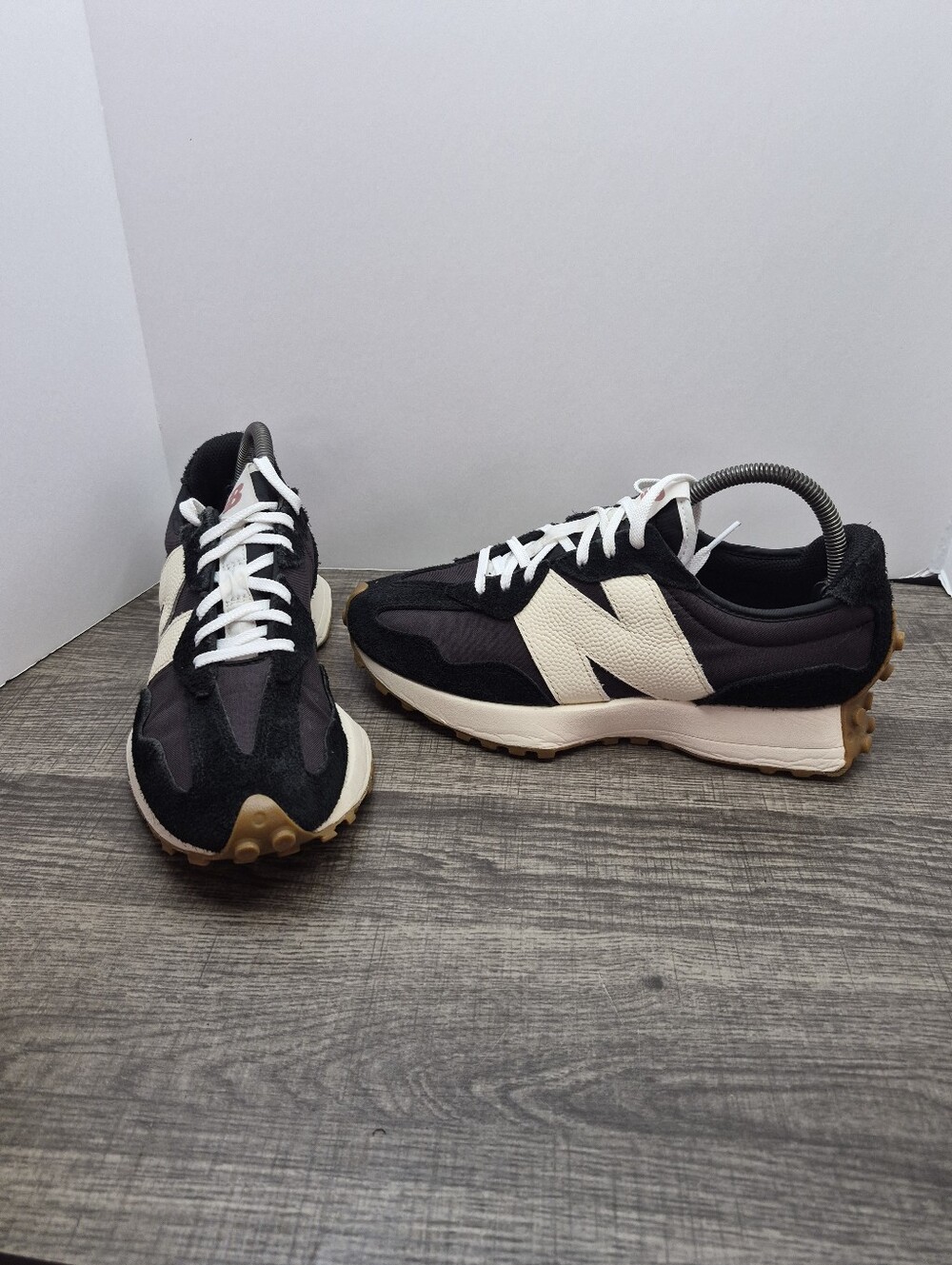 New Balance 327 Women's Size 9 B Athletic Lifestyle Sneaker Shoes Black White